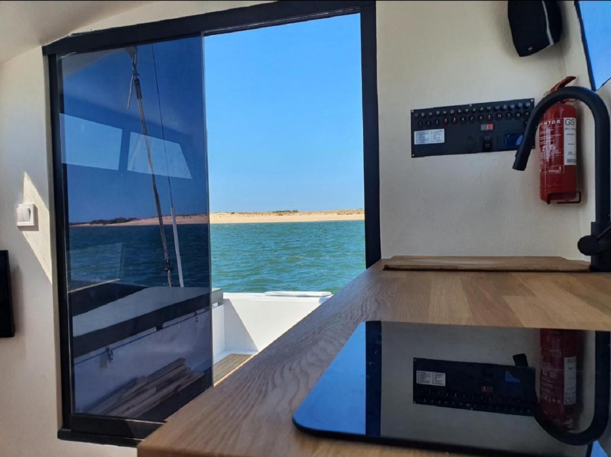 Barco Casa Catamara Sleepandboat Hotel Faro Ngoại thất bức ảnh