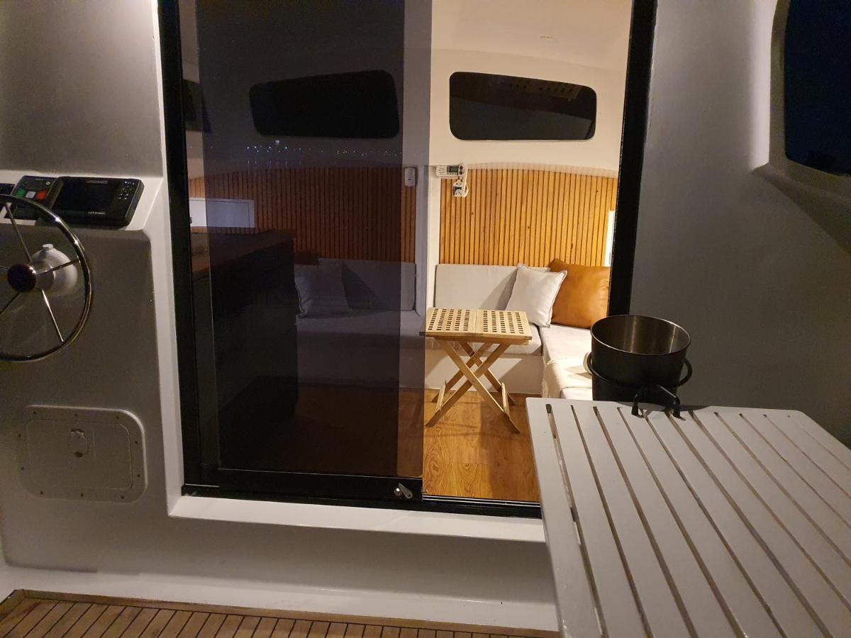 Barco Casa Catamara Sleepandboat Hotel Faro Ngoại thất bức ảnh