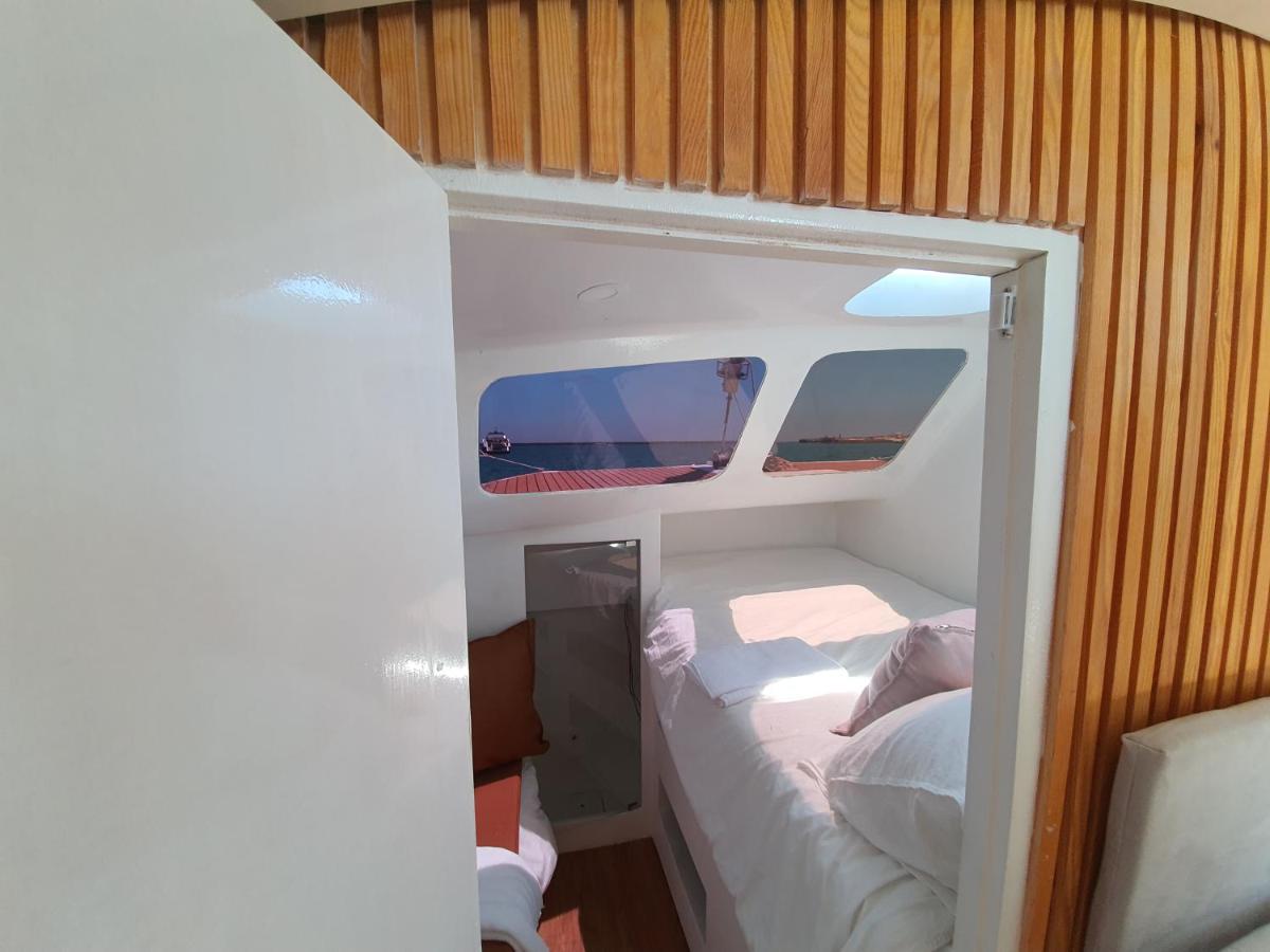 Barco Casa Catamara Sleepandboat Hotel Faro Ngoại thất bức ảnh