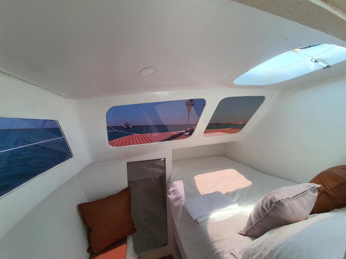 Barco Casa Catamara Sleepandboat Hotel Faro Ngoại thất bức ảnh