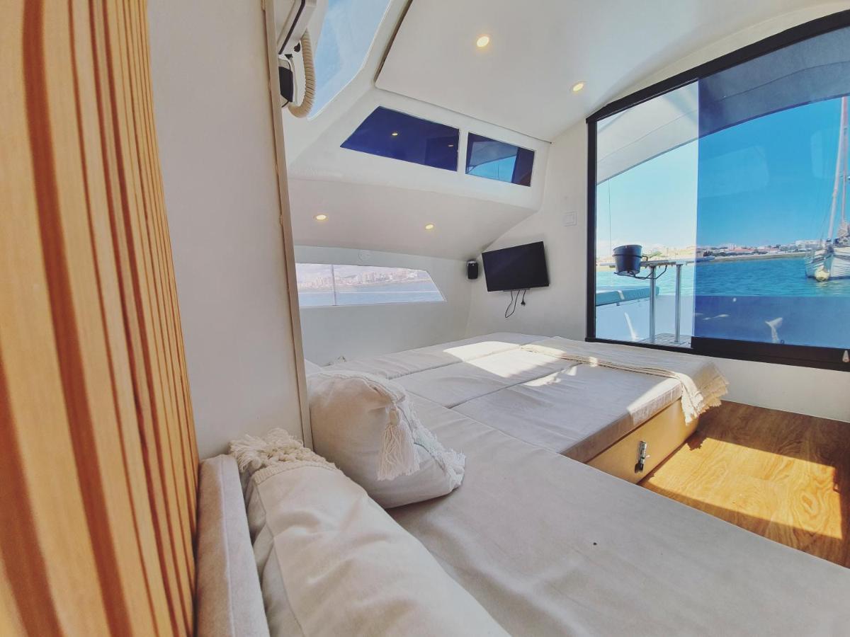 Barco Casa Catamara Sleepandboat Hotel Faro Ngoại thất bức ảnh