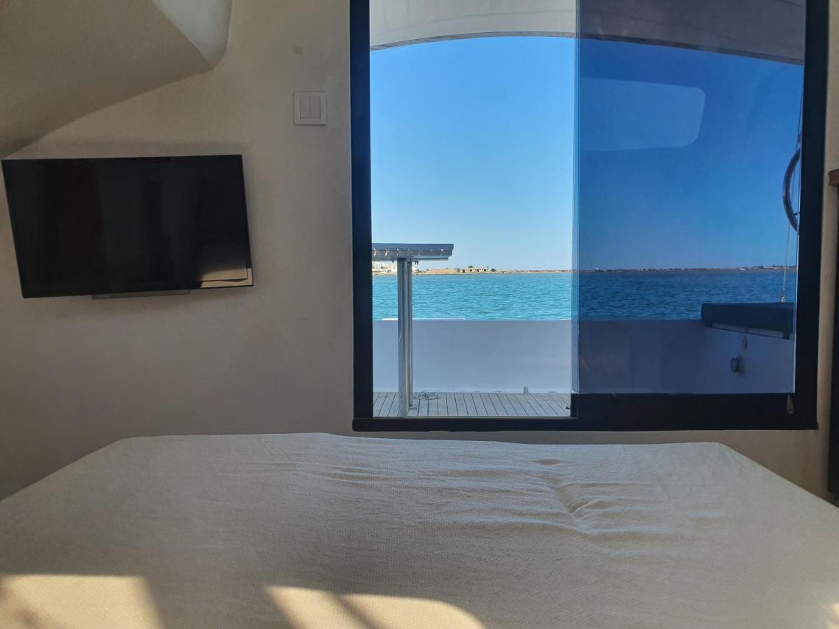Barco Casa Catamara Sleepandboat Hotel Faro Ngoại thất bức ảnh