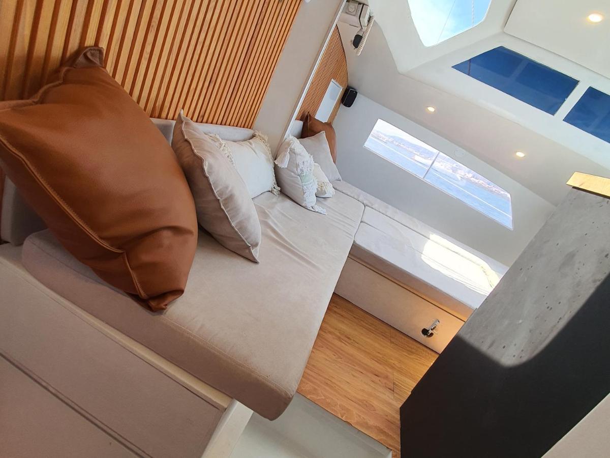 Barco Casa Catamara Sleepandboat Hotel Faro Ngoại thất bức ảnh