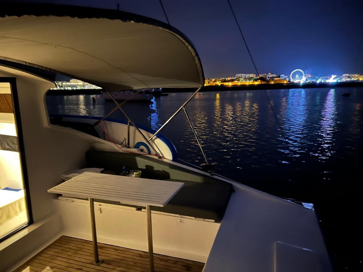 Barco Casa Catamara Sleepandboat Hotel Faro Ngoại thất bức ảnh