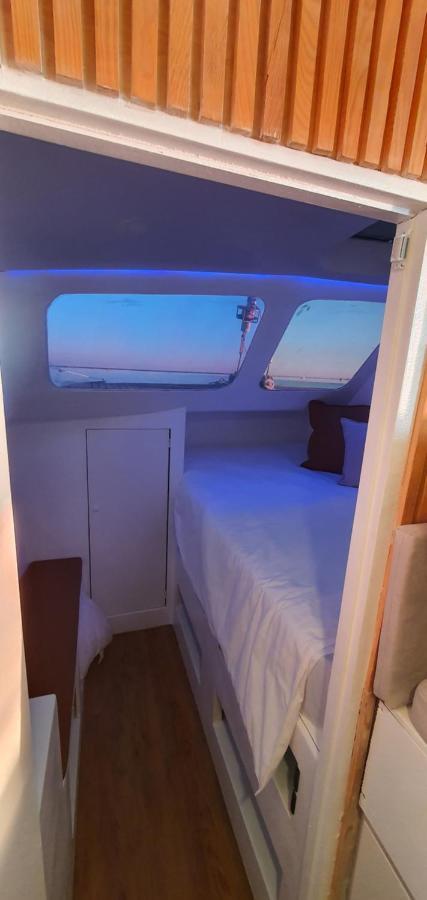 Barco Casa Catamara Sleepandboat Hotel Faro Ngoại thất bức ảnh