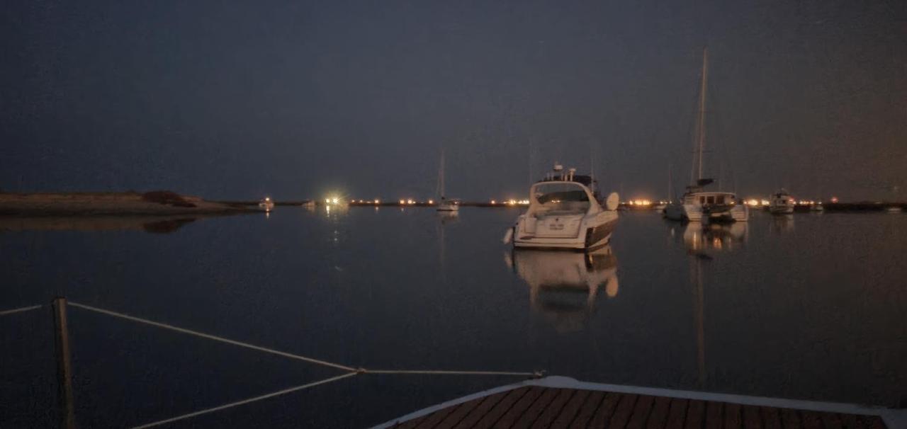 Barco Casa Catamara Sleepandboat Hotel Faro Ngoại thất bức ảnh
