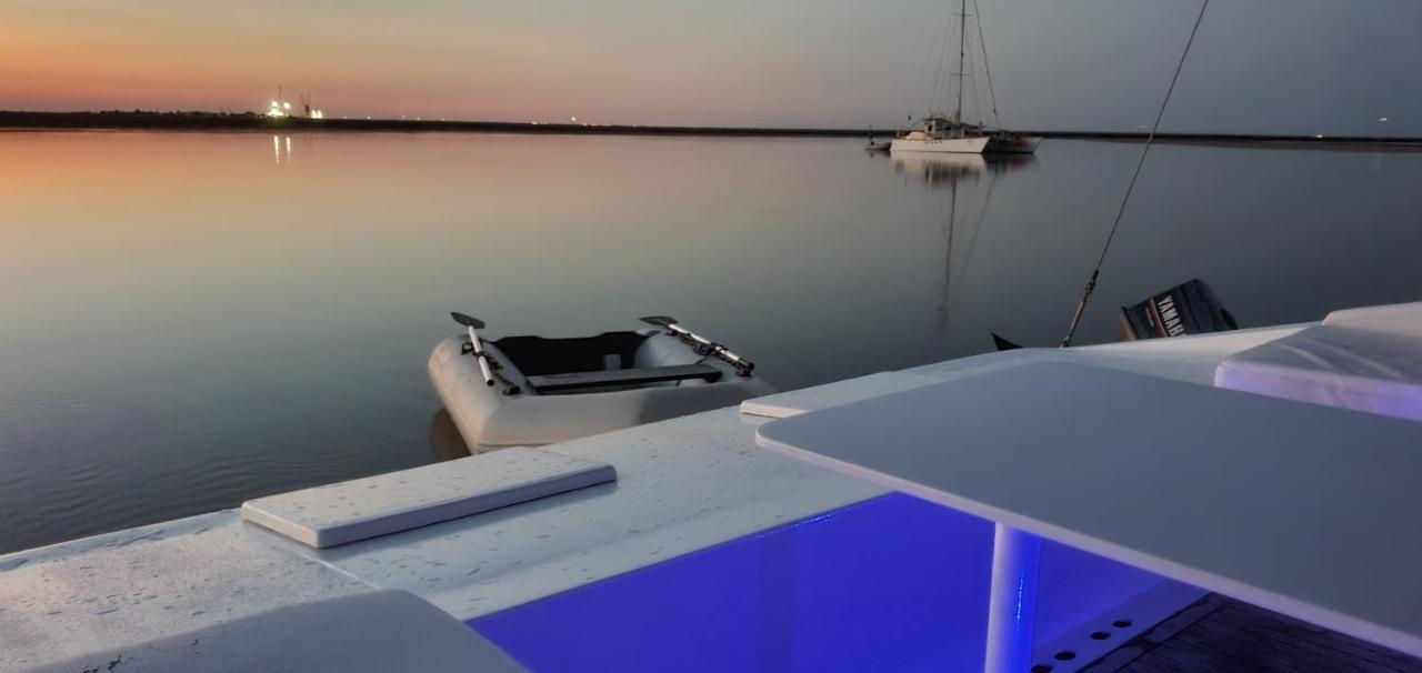 Barco Casa Catamara Sleepandboat Hotel Faro Ngoại thất bức ảnh