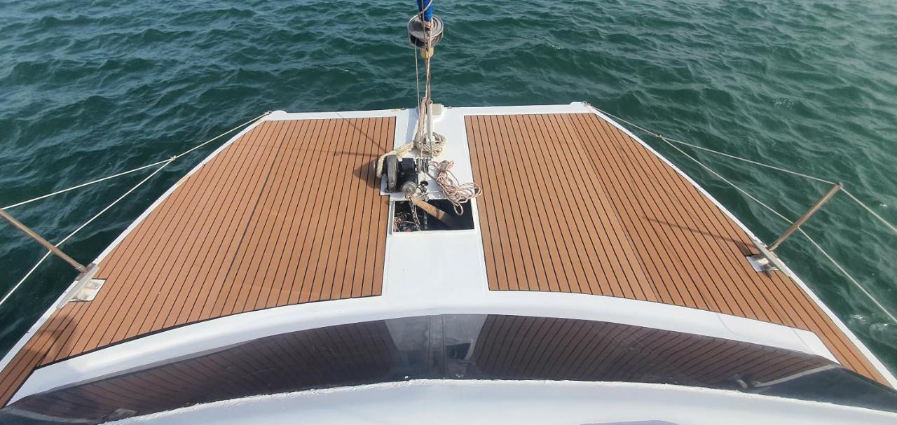 Barco Casa Catamara Sleepandboat Hotel Faro Ngoại thất bức ảnh