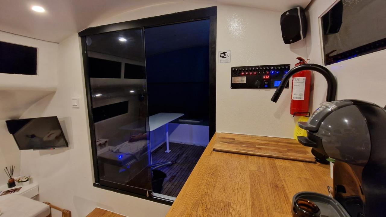Barco Casa Catamara Sleepandboat Hotel Faro Ngoại thất bức ảnh