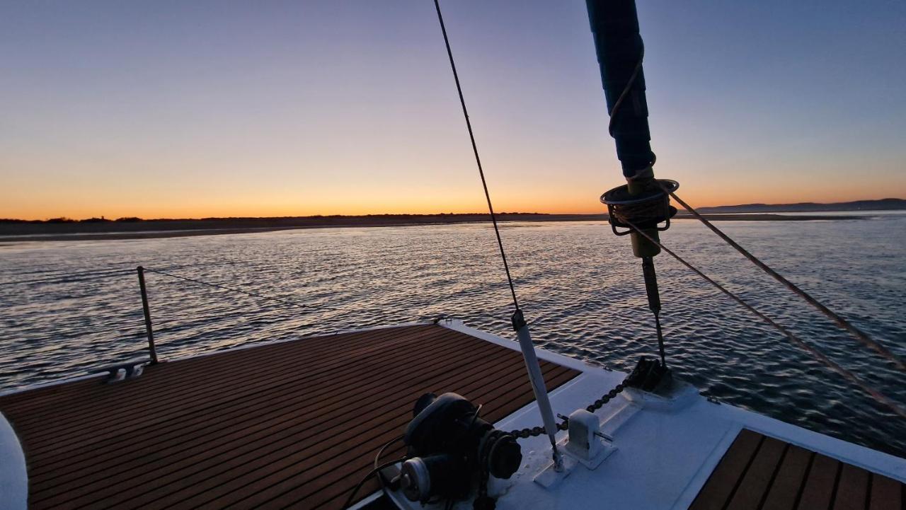 Barco Casa Catamara Sleepandboat Hotel Faro Ngoại thất bức ảnh