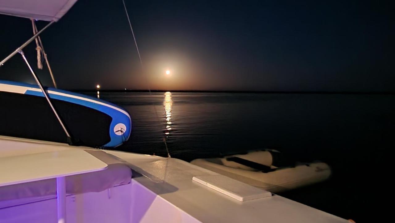 Barco Casa Catamara Sleepandboat Hotel Faro Ngoại thất bức ảnh