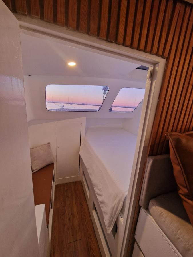Barco Casa Catamara Sleepandboat Hotel Faro Ngoại thất bức ảnh
